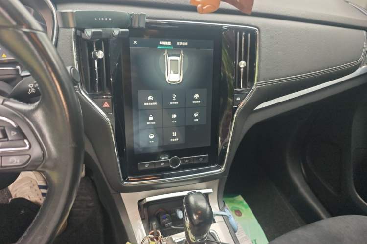 Used Roewe RX5 New Energy 2017 eRX5 50T Hybrid Connected Prestige Flagship Edition Audio And AC Panel