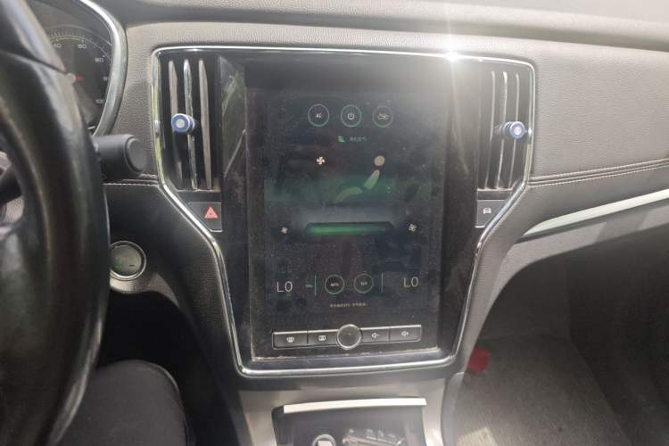 Used Roewe RX5 New Energy 2017 ERX5 EV400 Electric Internet Luxury Edition Audio And AC Panel