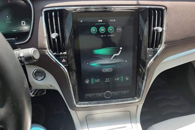 Used Roewe RX5 New Energy 2017 ERX5 EV400 Electric Internet Supreme Edition Audio And AC Panel