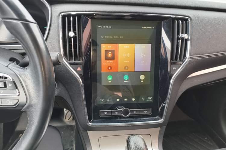 Used Roewe RX5 New Energy 2017 eRX5 50T Hybrid Connected Prestige Flagship Edition Audio And AC Panel