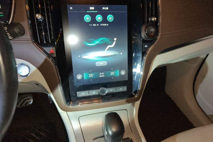 Used Roewe RX5 New Energy 2017 eRX5 50T Hybrid Connected Prestige Flagship Edition Audio And AC Panel