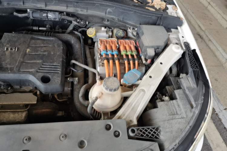 Used Roewe RX5 New Energy 2017 eRX5 50T Hybrid Connected Prestige Flagship Edition Engine Bay Left