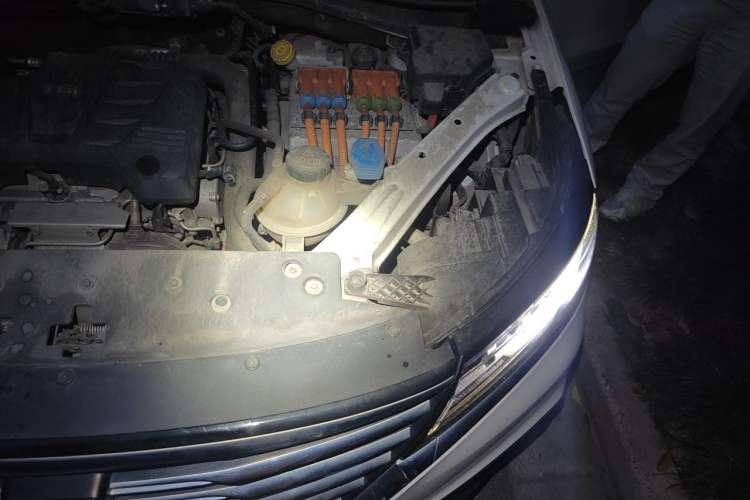 Used Roewe RX5 New Energy 2017 eRX5 50T Hybrid Connected Prestige Flagship Edition Engine Bay Left