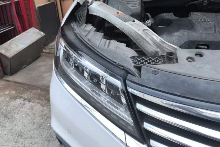 Used Roewe RX5 New Energy 2017 eRX5 50T Hybrid Connected Prestige Flagship Edition Engine Bay Right
