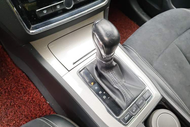 Used Roewe RX5 New Energy 2017 eRX5 50T Hybrid Connected Prestige Flagship Edition Gear Lever