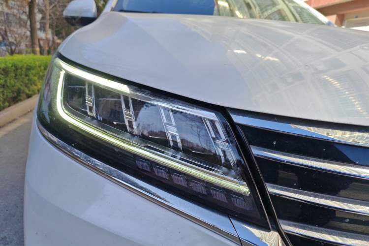 Used Roewe RX5 New Energy 2017 ERX5 EV400 Electric Internet Supreme Edition Right Front Headlight