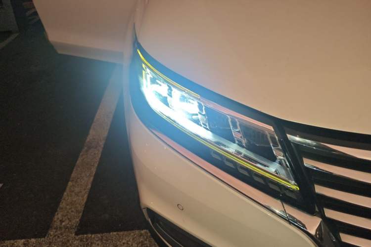 Used Roewe RX5 New Energy 2017 eRX5 50T Hybrid Connected Prestige Flagship Edition Right Front Headlight