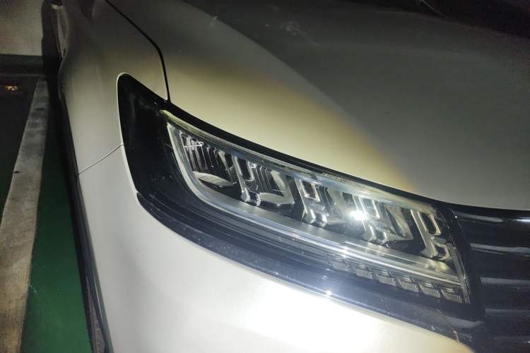Used Roewe RX5 New Energy 2017 eRX5 50T Hybrid Connected Prestige Flagship Edition Right Front Headlight