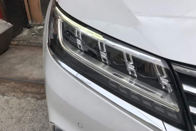 Used Roewe RX5 New Energy 2017 eRX5 50T Hybrid Connected Prestige Flagship Edition Right Front Headlight