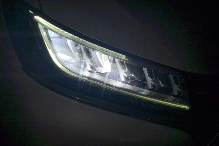 Used Roewe RX5 New Energy 2017 ERX5 EV400 Electric Internet Supreme Edition Right Front Headlight