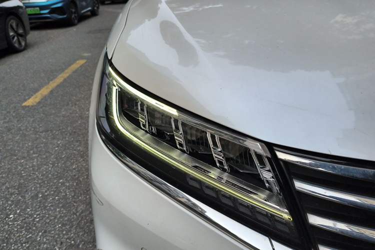 Used Roewe RX5 New Energy 2017 eRX5 50T Hybrid Connected Prestige Flagship Edition Right Front Headlight