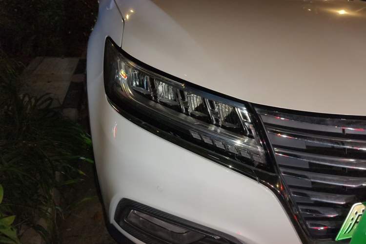 Used Roewe RX5 New Energy 2017 eRX5 50T Hybrid Connected Prestige Flagship Edition Right Front Headlight