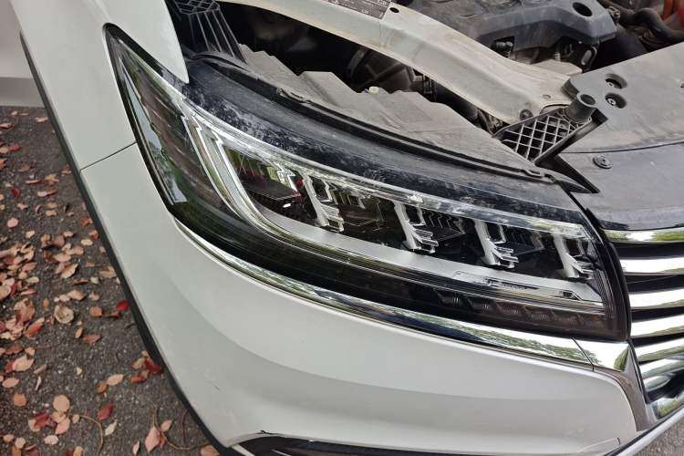Used Roewe RX5 New Energy 2017 eRX5 50T Hybrid Connected Prestige Flagship Edition Right Front Headlight