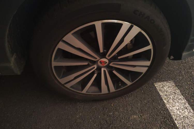 Used Roewe RX5 New Energy 2017 eRX5 50T Hybrid Connected Prestige Flagship Edition Right Front Wheel Hub