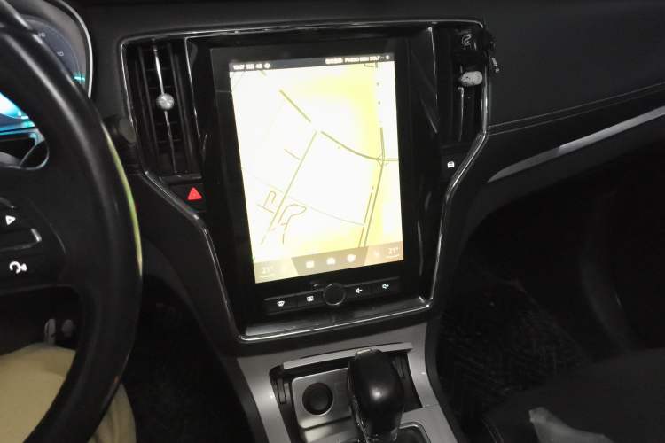 Used Roewe RX5 New Energy 2017 eRX5 50T Hybrid Connected Prestige Flagship Edition Audio And AC Panel