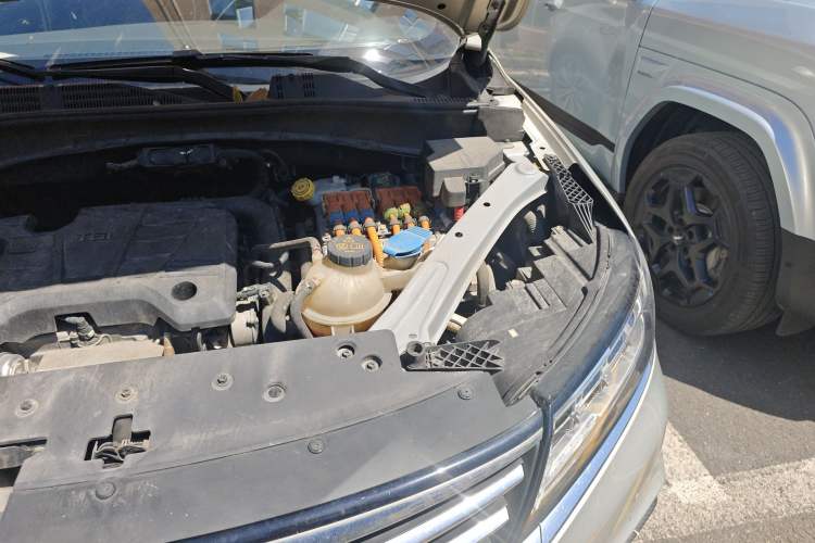 Used Roewe RX5 New Energy 2017 eRX5 50T Hybrid Connected Prestige Flagship Edition Engine Bay Left