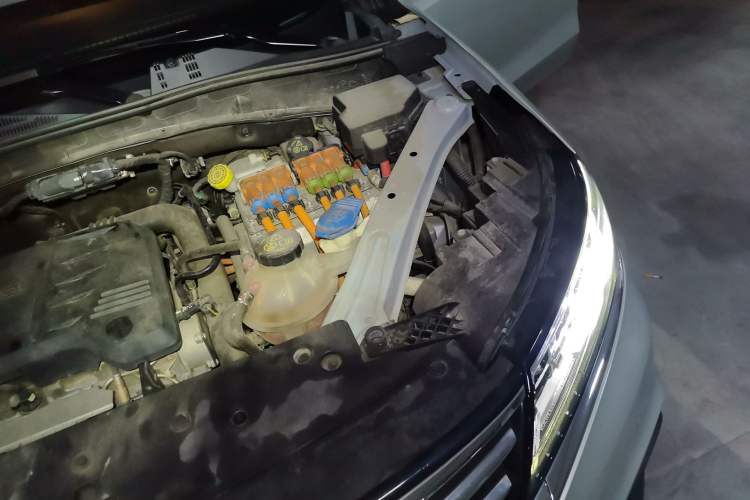 Used Roewe RX5 New Energy 2017 eRX5 50T Hybrid Connected Prestige Flagship Edition Engine Bay Left