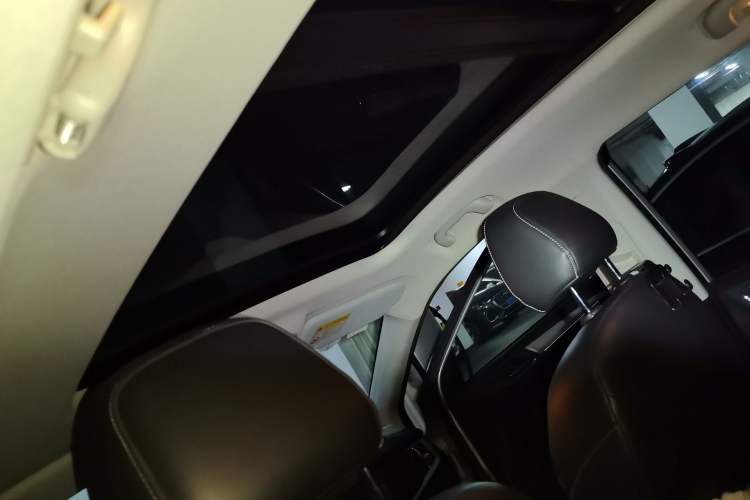 Used Roewe RX5 New Energy 2017 eRX5 50T Hybrid Connected Prestige Flagship Edition Headliner
