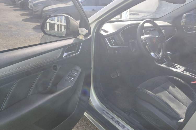 Used Roewe RX5 New Energy 2017 eRX5 50T Hybrid Connected Prestige Flagship Edition Interior 3