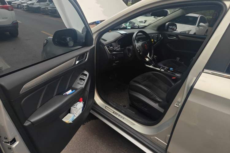 Used Roewe RX5 New Energy 2017 eRX5 50T Hybrid Connected Prestige Flagship Edition Interior 3