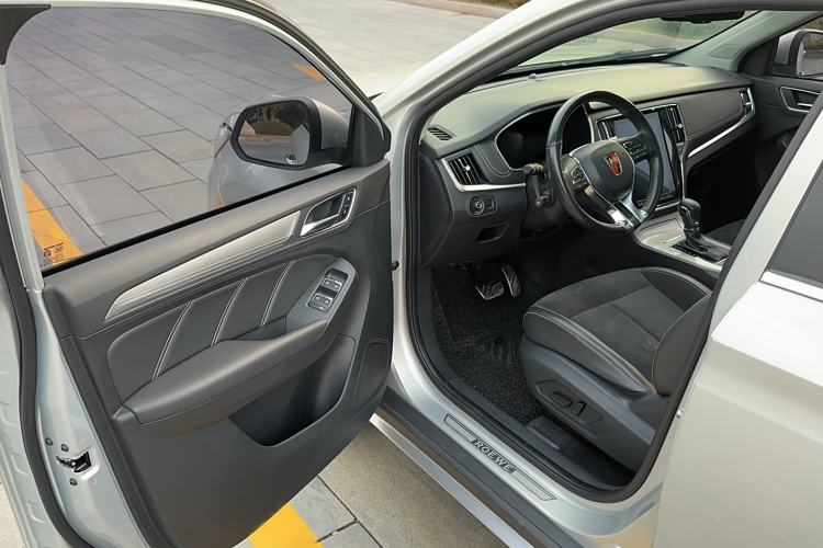 Used Roewe RX5 New Energy 2017 eRX5 50T Hybrid Connected Prestige Flagship Edition Interior 6