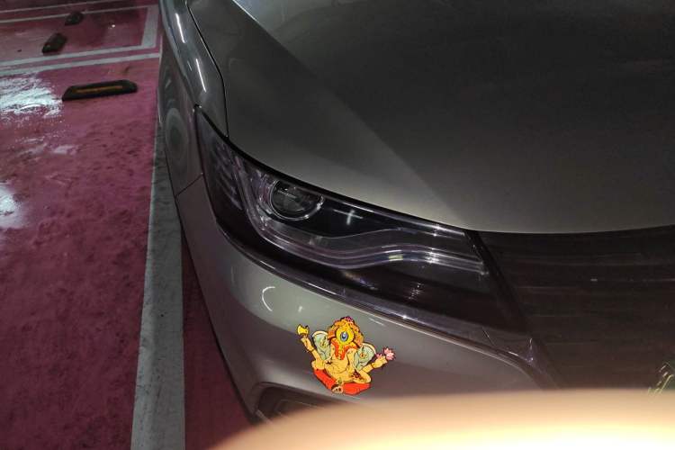 Used Roewe RX5 New Energy 2017 eRX5 50T Hybrid Connected Prestige Flagship Edition Right Front Headlight