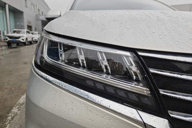 Used Roewe RX5 New Energy 2017 ERX5 EV400 Electric Internet Supreme Edition Right Front Headlight