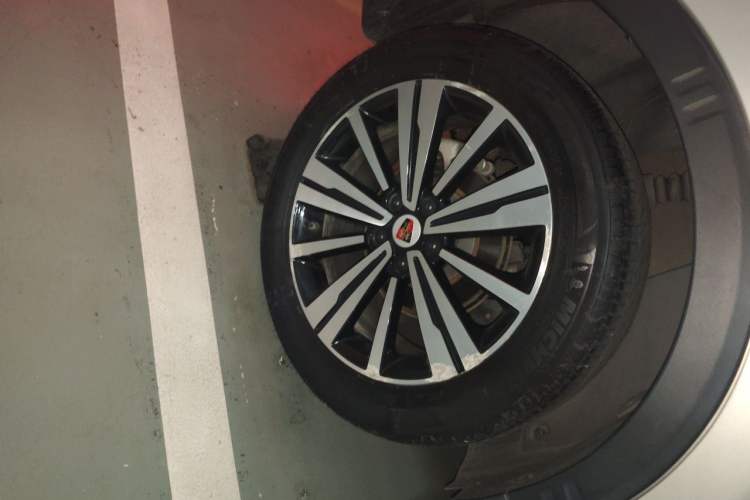 Used Roewe RX5 New Energy 2017 eRX5 50T Hybrid Connected Prestige Flagship Edition Right Front Wheel Hub