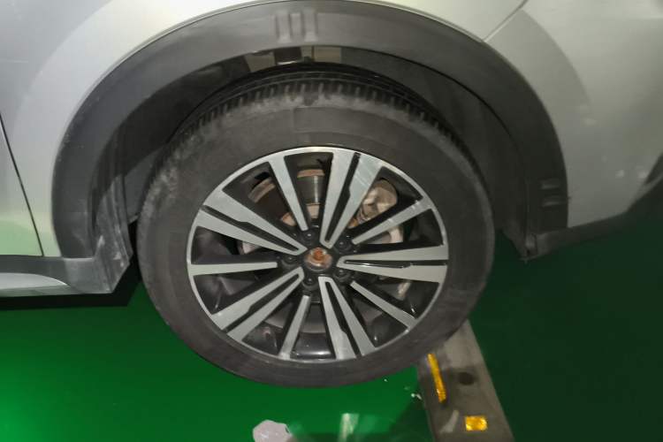 Used Roewe RX5 New Energy 2017 eRX5 50T Hybrid Connected Prestige Flagship Edition Right Front Wheel Hub
