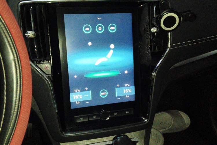 Used Roewe RX5 New Energy 2018 eRX5 50T Hybrid Luxury Edition Audio And AC Panel