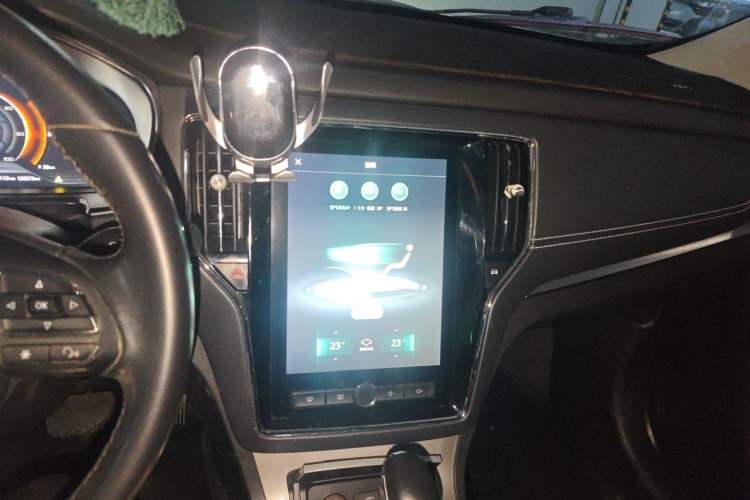 Used Roewe RX5 New Energy 2018 eRX5 50T Hybrid Luxury Edition Audio And AC Panel