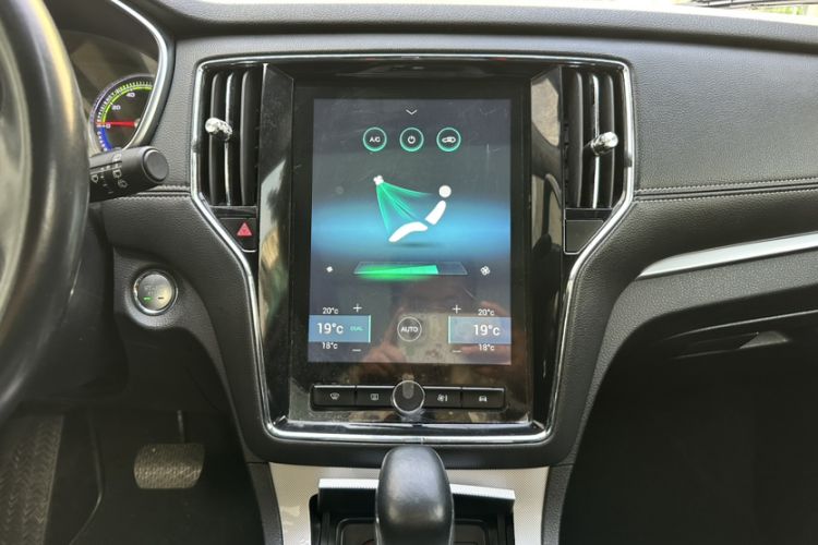 Used Roewe RX5 New Energy 2018 eRX5 50T Hybrid Luxury Edition Audio And AC Panel