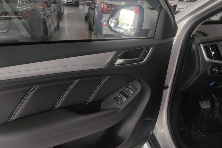 Used Roewe RX5 New Energy 2019 eRX5 50T 4G Connected Excellence Edition Interior 2