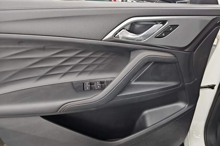 Used Roewe RX5 New Energy 2023 eRX5 Ultra-Hybrid Comfort Edition Interior 3