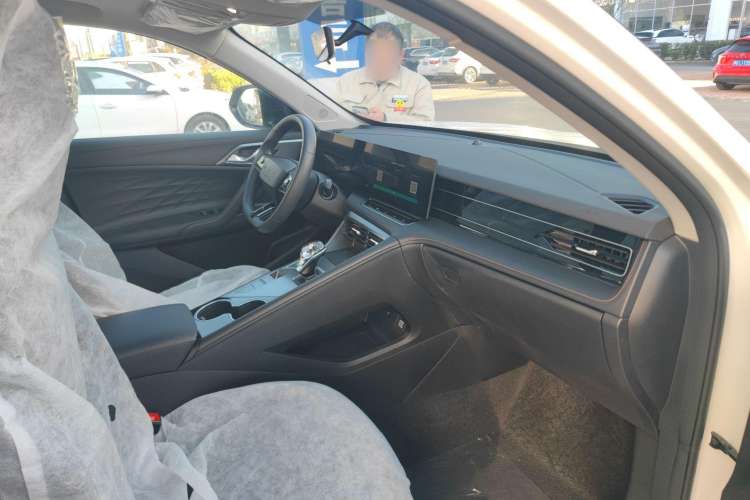 Used Roewe RX5 New Energy 2023 eRX5 Ultra-Hybrid Comfort Edition Interior 4