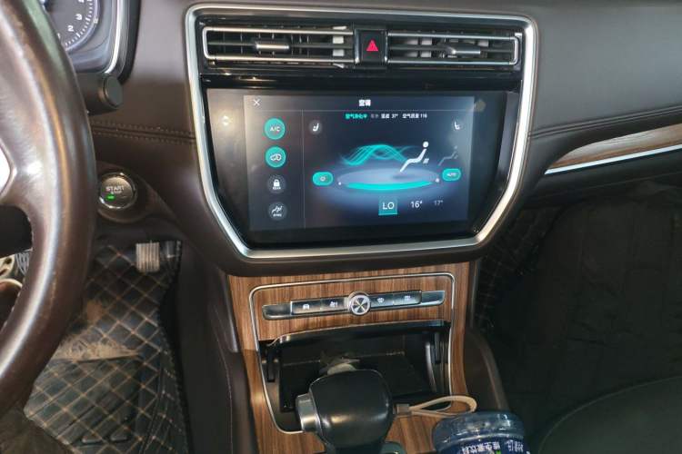 Used Roewe RX8 2019 30T Smart Connectivity Two-Wheel Drive Supreme Flagship Edition Audio And AC Panel