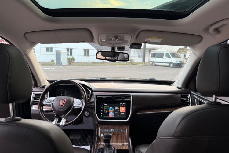 Used Roewe RX8 2018 30T Smart Connectivity Two-Wheel Drive Flagship Edition Interior 3