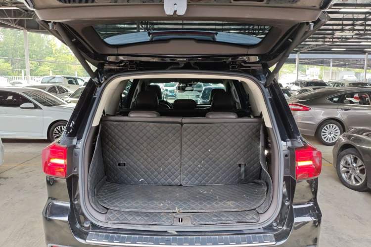 Used Roewe RX8 2019 30T Smart Connectivity Two-Wheel Drive Supreme Flagship Edition Trunk