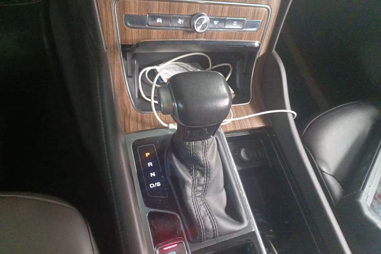 Used Roewe RX8 2018 30T Smart Connectivity Two-Wheel Drive Flagship Edition Gear Lever