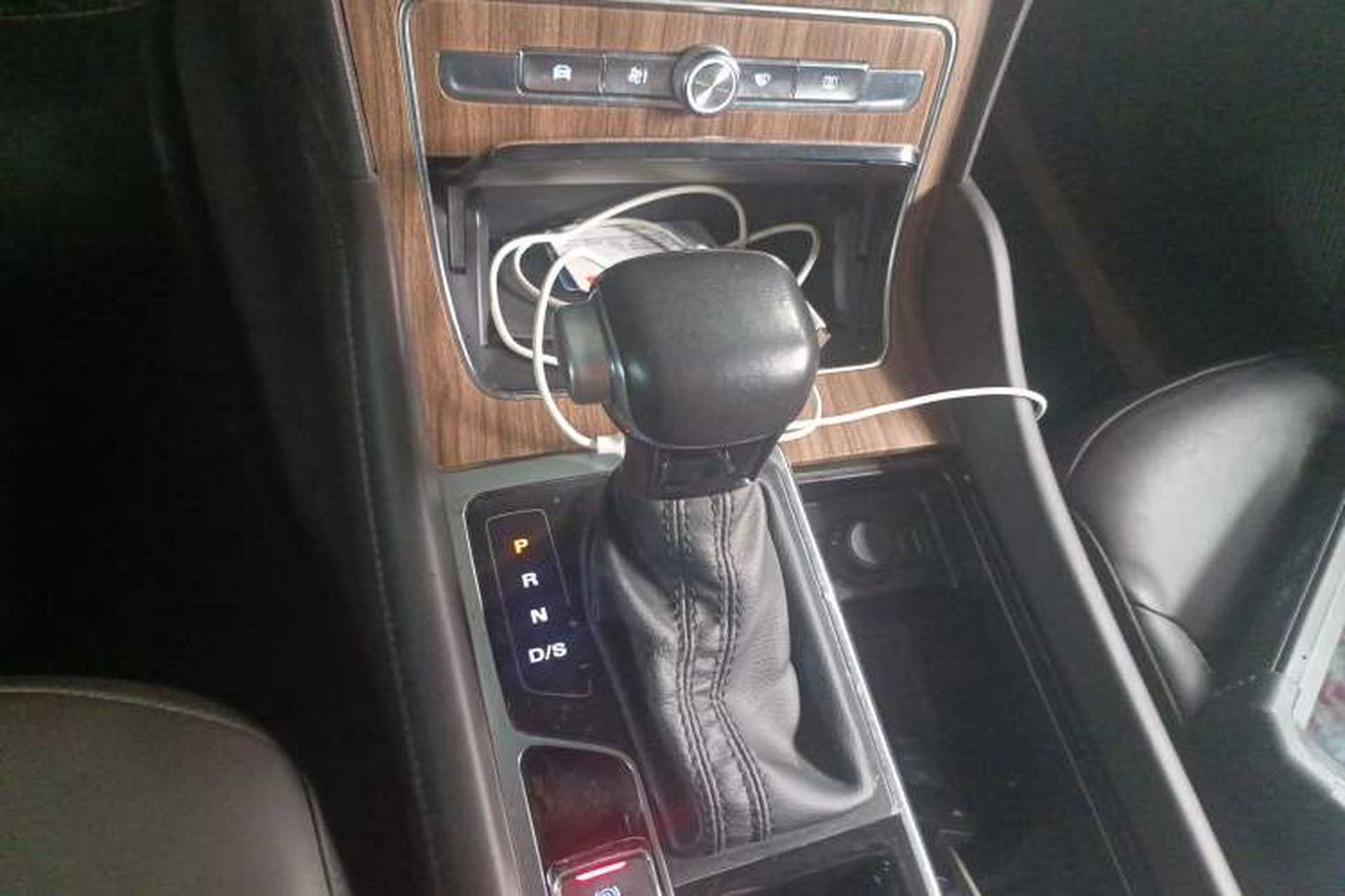 Used Roewe RX8 2018 30T Smart Connectivity Two-Wheel Drive Flagship Edition Gear Lever