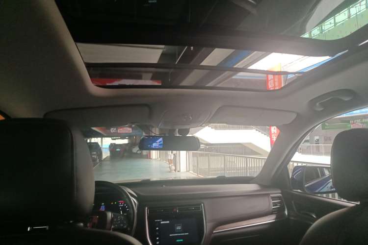 Used Roewe RX8 2018 30T Smart Connectivity Two-Wheel Drive Flagship Edition Headliner