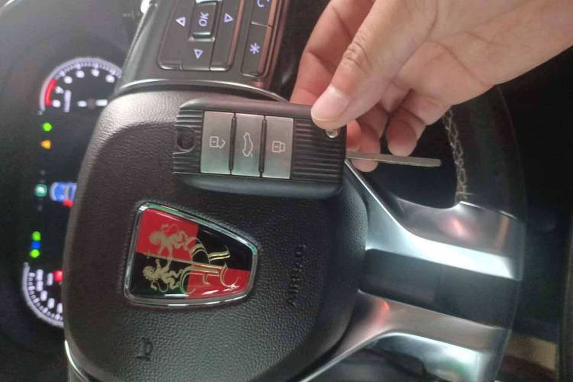 Used Roewe RX8 2018 30T Smart Connectivity Two-Wheel Drive Flagship Edition Interior 1