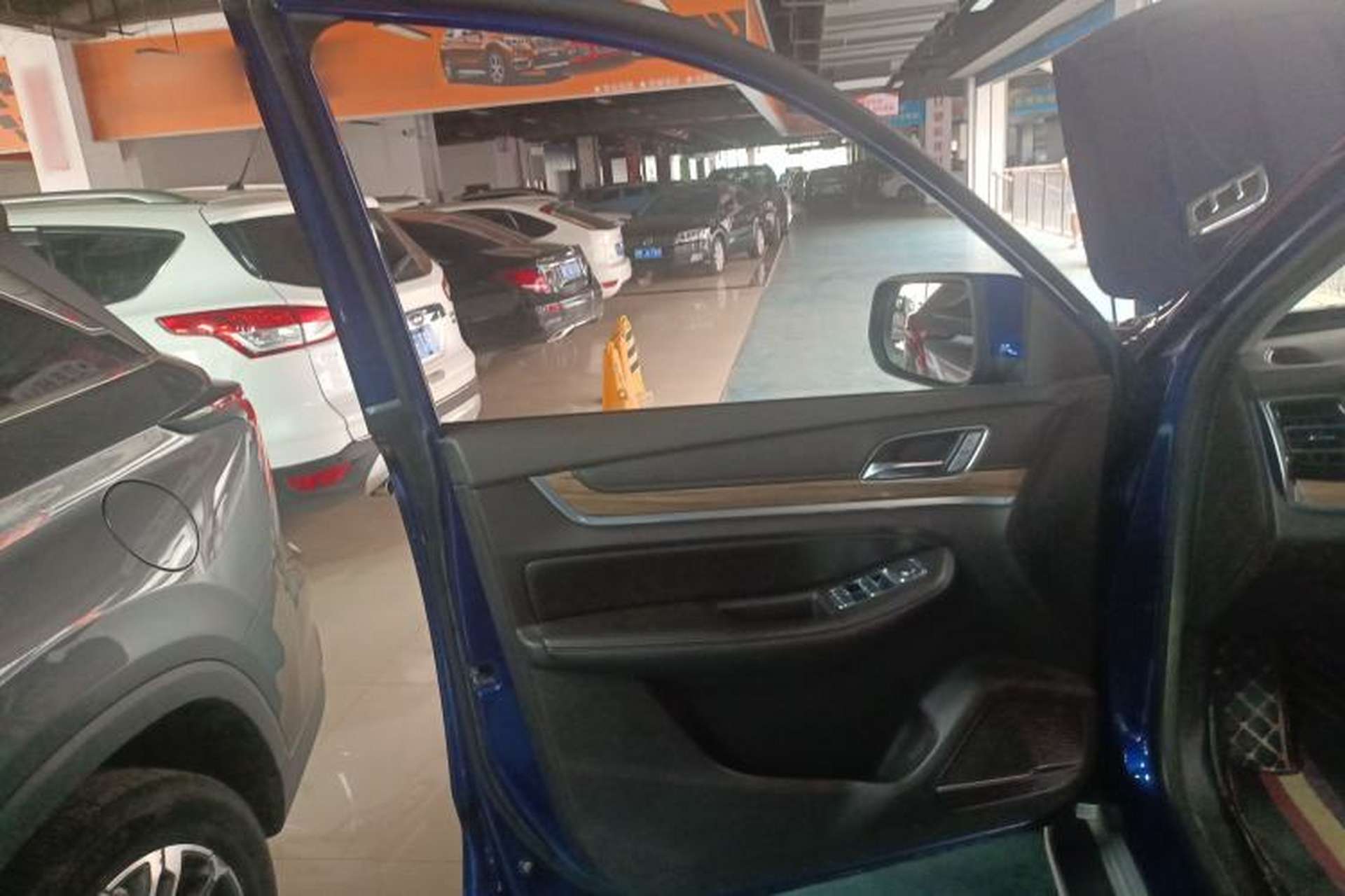 Used Roewe RX8 2018 30T Smart Connectivity Two-Wheel Drive Flagship Edition Interior 7