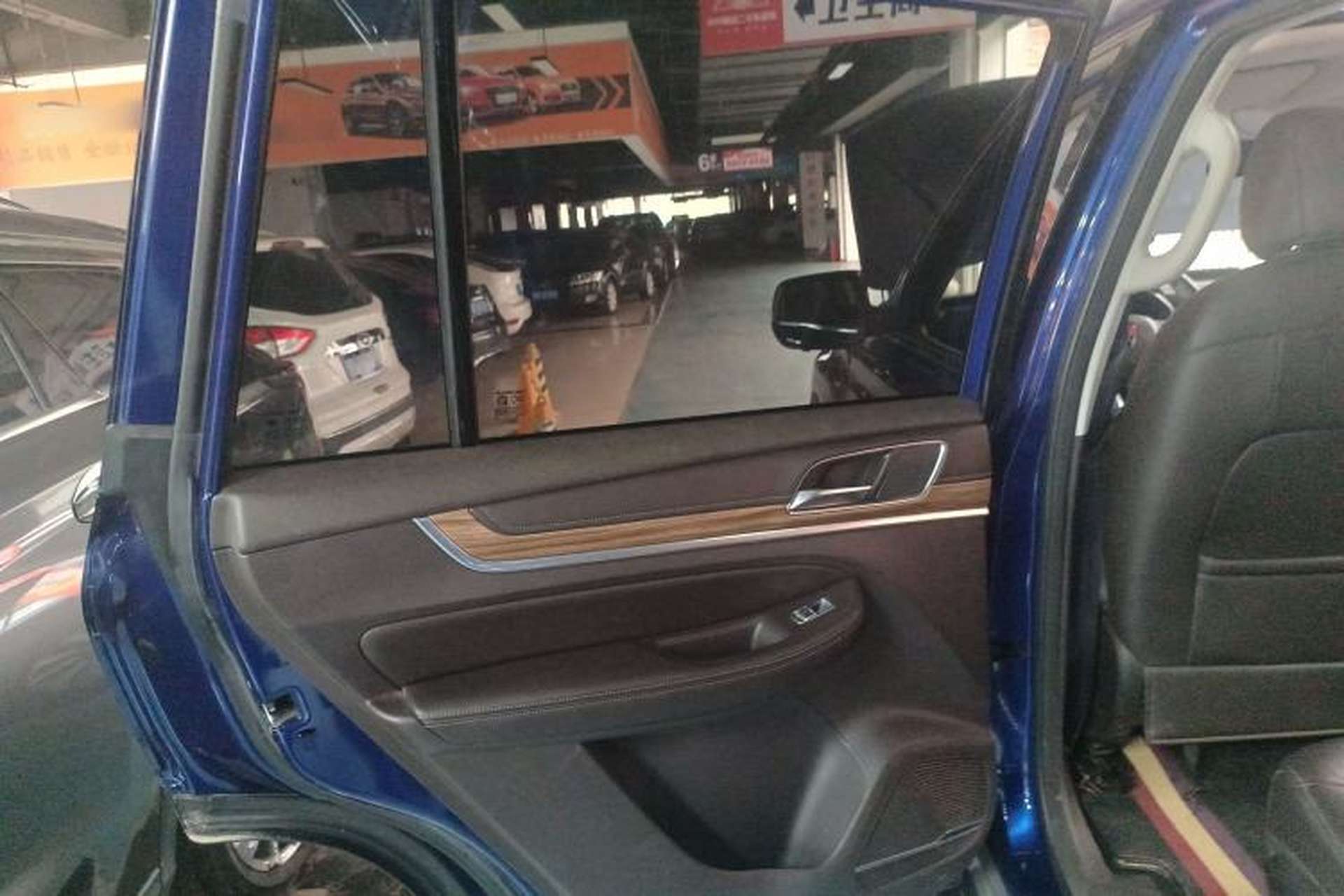 Used Roewe RX8 2018 30T Smart Connectivity Two-Wheel Drive Flagship Edition Interior 8