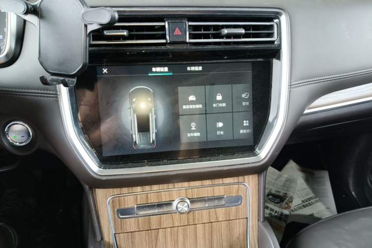 Used Roewe RX8 2018 30T Smart Connectivity Two-Wheel Drive Flagship Edition Audio And AC Panel