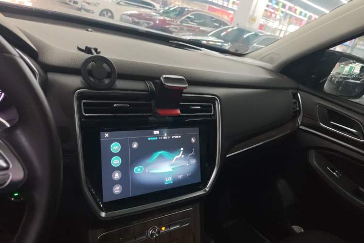 Used Roewe RX8 2018 30T Smart Connectivity Two-Wheel Drive Flagship Edition Audio And AC Panel