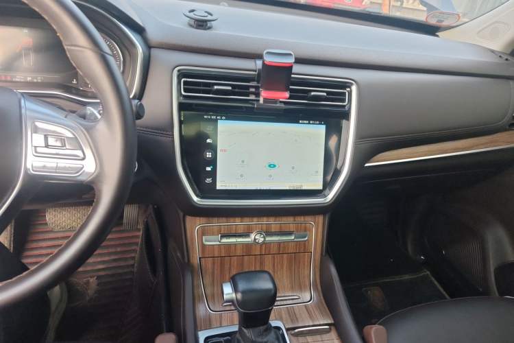 Used Roewe RX8 2018 30T Smart Connectivity Two-Wheel Drive Flagship Edition Audio And AC Panel
