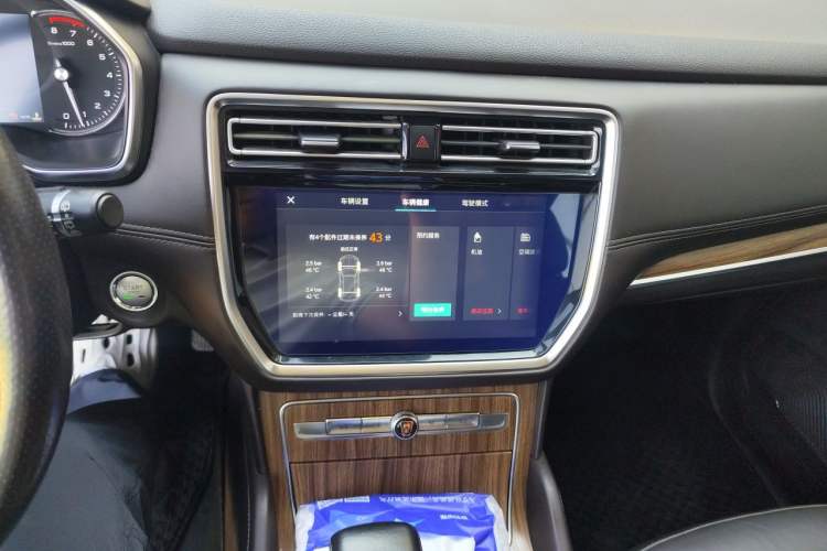 Used Roewe RX8 2018 30T Smart Connectivity All-Wheel Drive Supreme Edition Audio And AC Panel