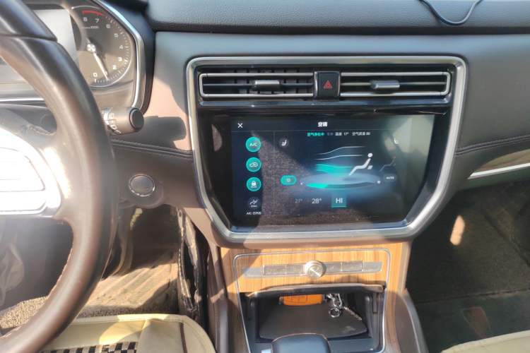 Used Roewe RX8 2018 30T Smart Connectivity Two-Wheel Drive Flagship Edition Audio And AC Panel