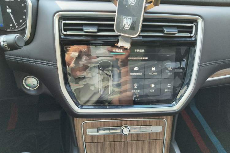 Used Roewe RX8 2018 30T Smart Connectivity Two-Wheel Drive Supreme Edition Audio And AC Panel